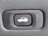 ボタン一つでトランクオープンが可能!車内から操作できる為、非常に便利な装備の一つとなります!
