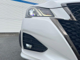 【LEDヘッドライト】悪天候や夜間走行時も良好な視界を確保し安心して運転できる高輝度LEDヘッドライトを装備!点灯速度が早く、消費電力も抑えられています。