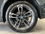 BMWの純正アロイホイールは軽量かつ強度にも優れているホイールで走行性能を引き上げる設計になっております。足元にもBMWは妥協がなくこだわっている個所になります。