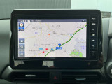 日産純正9インチメモリーナビ(MM223D-L)装備。スマートフォンによる部分地図更新、Bluetooth接続での音楽視聴、快適な画面操作と高音質なオーディオ再生。無料地図更新付きです。
