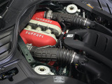 6.5L V12自然吸気エンジンをフロントミッドシップに搭載し、725cvのゆとりあるパワーを発生します。
