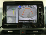 ギアを『R』に入れるとナビ画面に、まるで雲の上から覗いているような映像が映り、駐車をサポートしてくれます。
