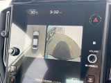 【マルチテレインモニター】車のフロントやサイドのカメラ画像を同時にモニター表示することで、悪路や狭い道を走行時でも周囲の状況確認ができ安心!本格SUVにうれしい装備です♪
