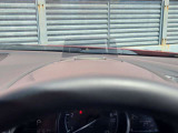 運転視界の遠方上方に虚像を投影することで前を見ながら情報の視認ができます。本当にドライバーが必要な情報を適切に伝え、楽しんで頂くことを考えた新世代装備です。※虚像は1.5m前方に浮かぶイメージです。