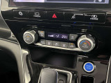 【オートエアコン】タッチパネル式オートエアコンで運転席周りの凹凸が少なくスッキリとしています。