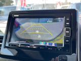 【バックカメラ】運転が苦手な方も車庫入れラクラク。ギアをリバースに入れれば自動的に切り換わりますので、面倒な操作は不要です。狭い駐車場も大切なお車を傷つけず安心です。