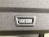 運転中にもオーディオの音量やFMの切り替えなどステアリングでの操作で切り替え可能なため、ステアリングから手を放す必要がない為、運転中でも操作が簡単でございます。