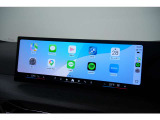 アップルカープレイ搭載されており、使い慣れたiPhoneのナビや音楽アプリをそのまま車のディスプレイで操作していただけます。