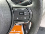 【クルーズコントロール】アクセル操作なしで一定速度を保つ機能。先行車との距離を自動調整する追従型が主流で、高速走行時の疲労を劇的に軽減します。長距離移動が多いお客様への商談では必須の快適装備です。