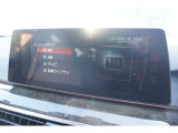 高精細ワイド・ディスプレイ: 視認性に優れた大型タッチパネルを採用。ナビゲーションだけでなく、エンターテインメント機能も鮮明に表示します。