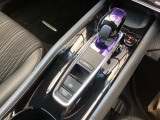 シンプルでとても使いやすいフロアシフトに、パーキングブレーキは、電子制御パーキングブレーキです。