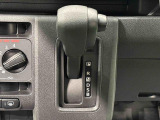 FR用CVT車で走行中の静粛性と低燃費を実現。ダッシュパネルにシフトを装着することで広い足元スペースを確保。