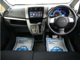 運転にかかわる様々な操作を安全に行えるように視点移動が少なく、操作性に配慮されたスイッチ類が凝縮されたコクピットです。