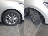 車両のデザインにマッチした純正アルミホイール☆