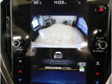 後方映像を11.6インチディスプレイに表示し、ステアリング連動ガイドラインが駐車をサポート。さらに後退時はリヤ4センサーが障害物を検知し、必要に応じてブレーキが作動します。