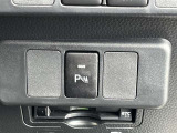 コーナーセンサーを車の前後に装備。障害物までの距離に応じて警告音を変えてお知らせ。縦列駐車時や駐車場・車庫などでの取り回しをサポートします。詳細は販売店スタッフまでおたずねください。