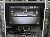 【左右独立温度コントロール式フルオートエアコン(DUAL/SYNC)】運転席側と助手席側でそれぞれ自由に温度設定ができ、快適な風量やモードなどを自動調整します!