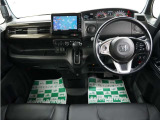 運転にかかわる様々な操作を安全に行えるように視点移動が少なく、操作性に配慮されたスイッチ類が凝縮されたコクピットです。