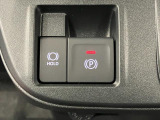 【電動パーキングブレーキ+オートブレーキホールド機能】 指先だけで簡単に操作が可能なパーキングブレーキ、スイッチを押すとブレーキペダルから足を離してもブレーキを保持できるオートブレーキホールド搭載。