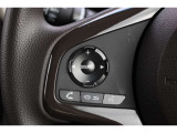 ハンドル左部分でオーディオ操作が可能。そのため、運転中でも目線をずらさずに安全運転♪