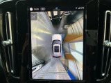 【360&deg;ビューカメラ】4台の高解像度カメラで360度の鳥瞰図を表示。隣の車や壁、死角にある障害物などを画面で確認できるため、狭いスペースでの駐車・出入りも安心です。