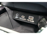 小物の収納に便利なセンタートレイには携帯等のデバイスの充電可能なUSB出力電源付です。