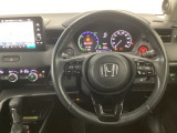 【ハンドル】運転にかかわる様々な操作を安全に行えるように視点移動が少なく操作性に配慮されたスイッチ類が凝縮されたコックピットです。