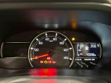 様々な車両情報を表示できるTFTマルチインフォメーションディスプレイと視認性の高いシンプルな大型1眼メーターです