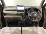 車内は光触媒抗菌消臭施工済です。インパネ周りはスタイリッシュなデザインで機能や装備も充実しています。グローブボックスやカップホルダーのほかにトレーなどたくさんの収納スペースが付いています。