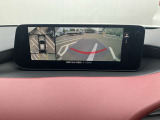 360度ビューカメラを搭載。4方の小型カメラの映像を処理し、車両真上からの映像に変換しています。