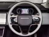 RANGEROVERのエレガントなステアリングはソフトレザーの握り心地の良いレザーを使用しています。