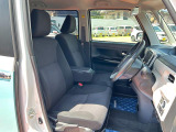 【フロントシート】インパネにシフトが付いているので足元広々!運転席から助手席の移動も楽々♪どちらからでも乗り降り出来るので、狭い場所の乗り降りも楽ちんですよ♪