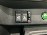 【両側パワースライドドア】両側がパワースライドドアになっており、運転席のスイッチやスマートキーでも開閉が可能です!開口部も広いので乗り降りも楽々♪
