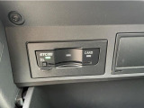 ETCユニットはグローブボックスの中に装着されています。こちらの車両はDSRC(ETC 2.0)に対応していますので、渋滞情報などリアルタイムでナビに反映されます。