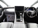 上質で落ち着いた印象のインパネ。視界も広々で運転しやすいです。