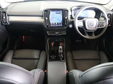 コンパクトなXC40でも上級車種と同様に、縦長式の大型タッチパネルを主体としたインテリア スマートフォン感覚でナビゲーションやオーディオなどを操作できます