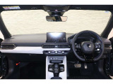 操作性に優れた運転席となります!小物入れや各ボタンの配置にこだわり、使いやすいです!座り心地もよく視認性も良好なのでロングドライブもお任せ下さい!