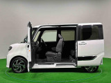 ☆ミラクルオープンドア☆ 驚くほど大開口!しかも両側スライドドア!乗り降りがしやすい、大きなも荷物の積み込めもラクラク♪ピラー内臓スライドドアで運転席側と同等の強度・剛性を確保しました。