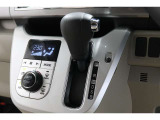 インパネシフトだから視線の移動も少なく足元もスッキリ♪運転席もゆったりしているのでゆとりを持ってドライブできますね!