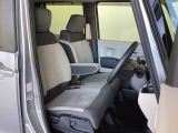 フロントシートはベンチシートです。ベンチシ―トは運転席と助手席の移動もスムーズ。狭い駐車場での乗り降りに便利です。