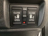 【両側パワースライドドア】両側がパワースライドドアになっており、運転席のスイッチやスマートキーでも開閉が可能です!開口部も広いので乗り降りも楽々♪