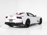 インテリアは、フェラーリの情熱を象徴する「Rosso Ferrari(ロッソ・フェラーリ)」で仕立てられた華やかな空間です。