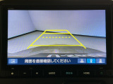 【バックカメラ】運転が苦手な方も車庫入れラクラクです!ギアをリバースに入れれば自動的に切り換わりますので、面倒な操作は不要です♪狭い駐車場もお車を傷つけず安心ですね!