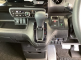 足元スッキリ、インパネシフトです。パーキングブレーキは電子制御パーキングブレーキタイプなので、運転席と助手席の間がスッキリしています。
