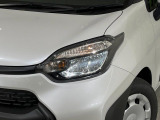 【LEDヘッドライト】悪天候や夜間走行時も良好な視界を確保し安心して運転できる高輝度LEDヘッドライトを装備!点灯速度が早く、消費電力も抑えられています。