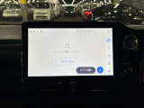 ディスプレイオーディオやカーナビは、現代のドライブにおいて欠かせない装備のひとつです。初めての場所でも迷いにくく、快適なルート案内で運転をサポートします。移動中のエンターテインメント性も高まります。