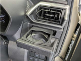 便利なカップホルダーを装備しています。 缶ジュースを開けて運転していると振動で倒れないかヒヤヒヤ、意外と置き場に困るもの。 意外に重要な装備ですね。