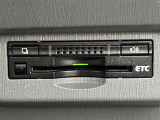 【ETC】有料道路を利用する際に料金所で停止することなく通過できる、ETC車載器(ノンストップ自動料金収受システム機器)が装備されています。セットアップを行うことで利用可能になります。