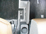 運転席への足元へ物が落ちるのを防ぐ防止板付き☆ドリンクホルダー付いています♪