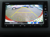 ギヤをRに入れるとナビの画面に後ろの映像が映るリヤカメラ付!後退時の安全確認やコンディションの悪い視界でもカラーバックモニターがドライバーをサポート☆☆☆